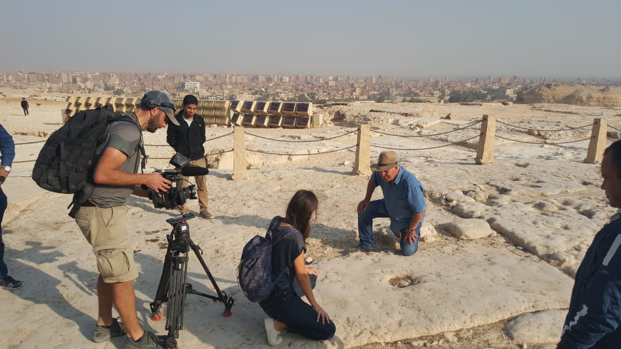 الدكتور زاهى حواس خلال وجودة فى منطقة آثار الهرم (4)