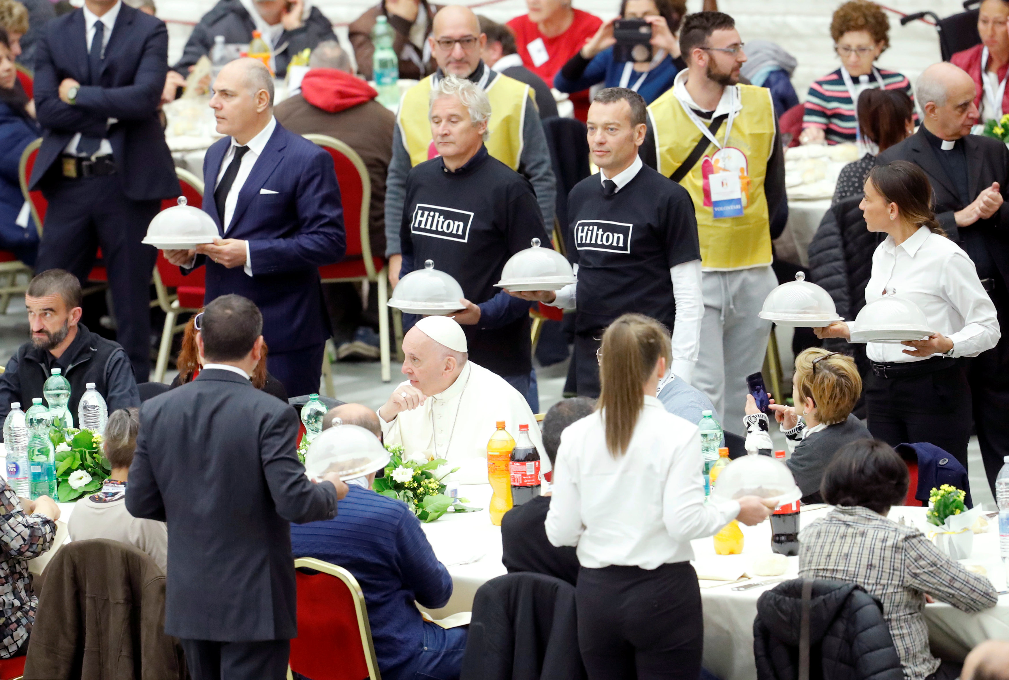 البابا يتناول الطعام مع عدد من المشاركين فى اليوم العالمى للفقراء