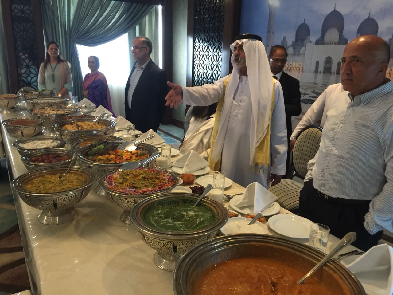 وزير التسامح الإماراتي يقيم مأدبة غداء على شرف أحد أبرز القيادات الروحية الهندوسية (5)