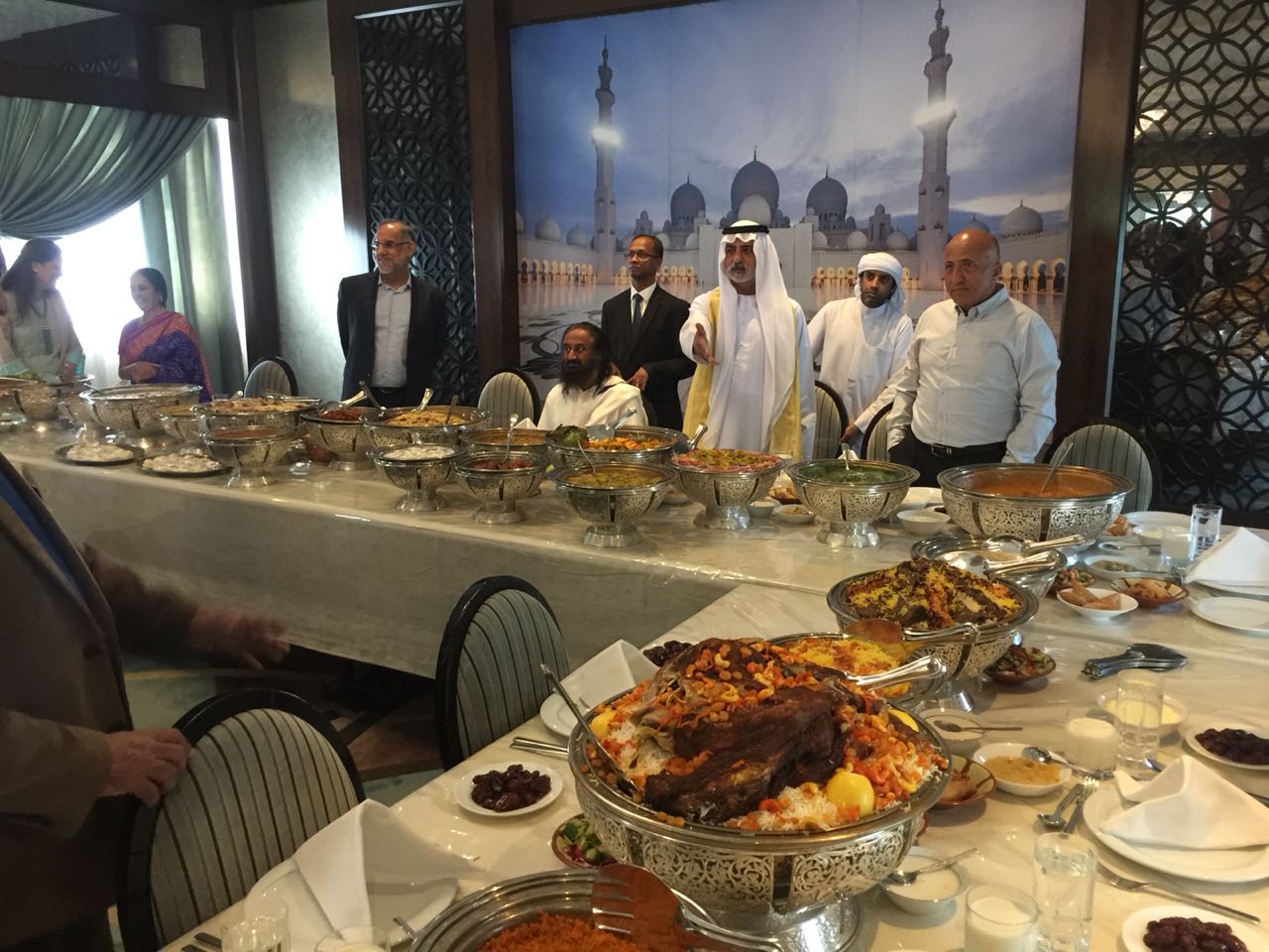 وزير التسامح الإماراتي يقيم مأدبة غداء على شرف أحد أبرز القيادات الروحية الهندوسية (6)