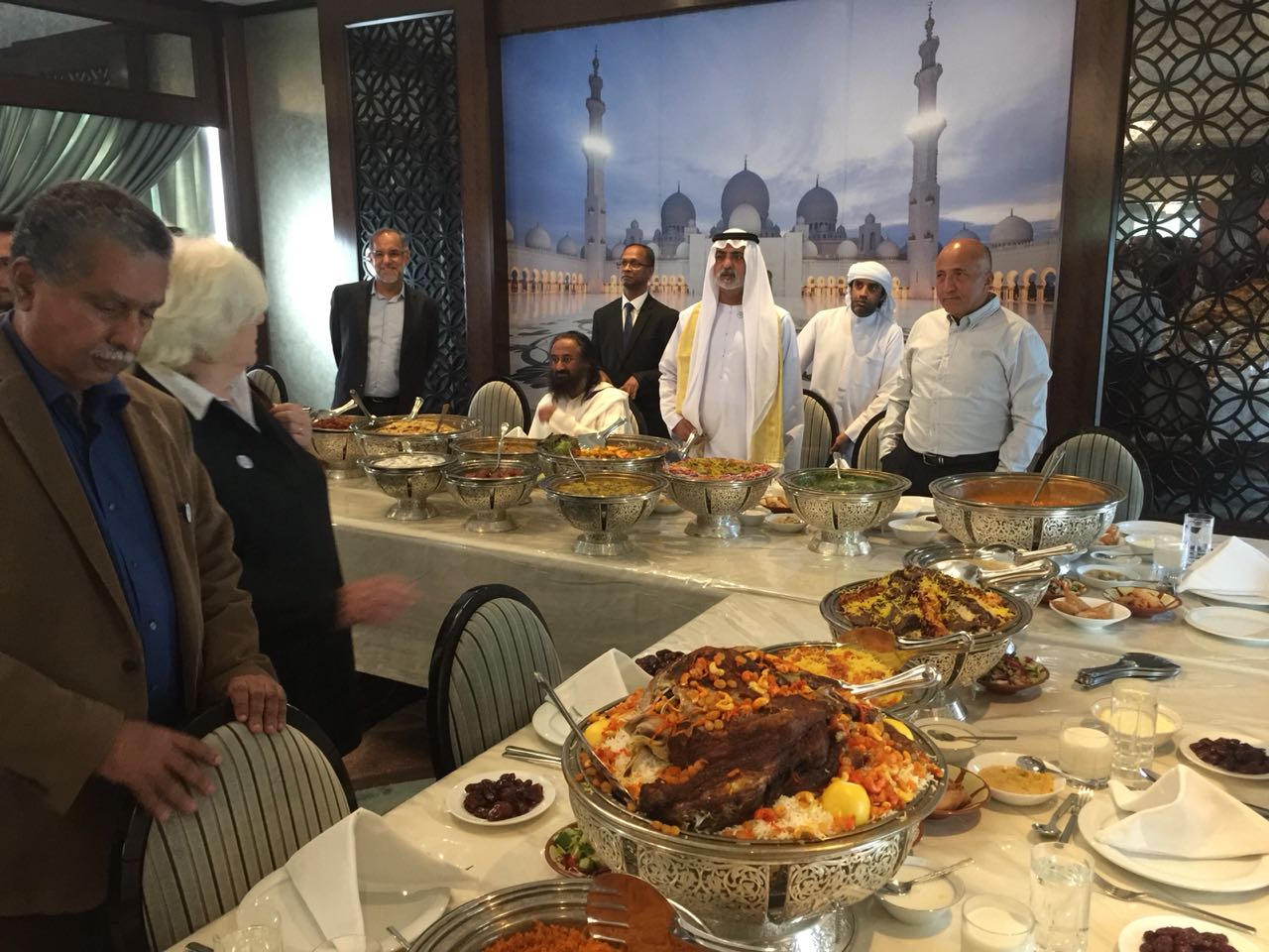 وزير التسامح الإماراتي يقيم مأدبة غداء على شرف أحد أبرز القيادات الروحية الهندوسية (7)