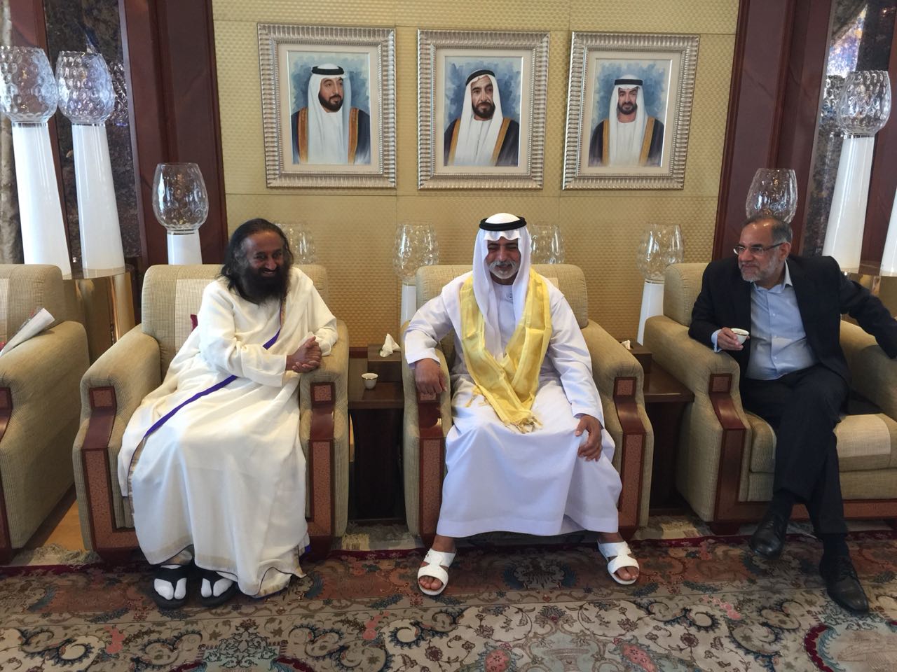 وزير التسامح الإماراتي يقيم مأدبة غداء على شرف أحد أبرز القيادات الروحية الهندوسية (1)