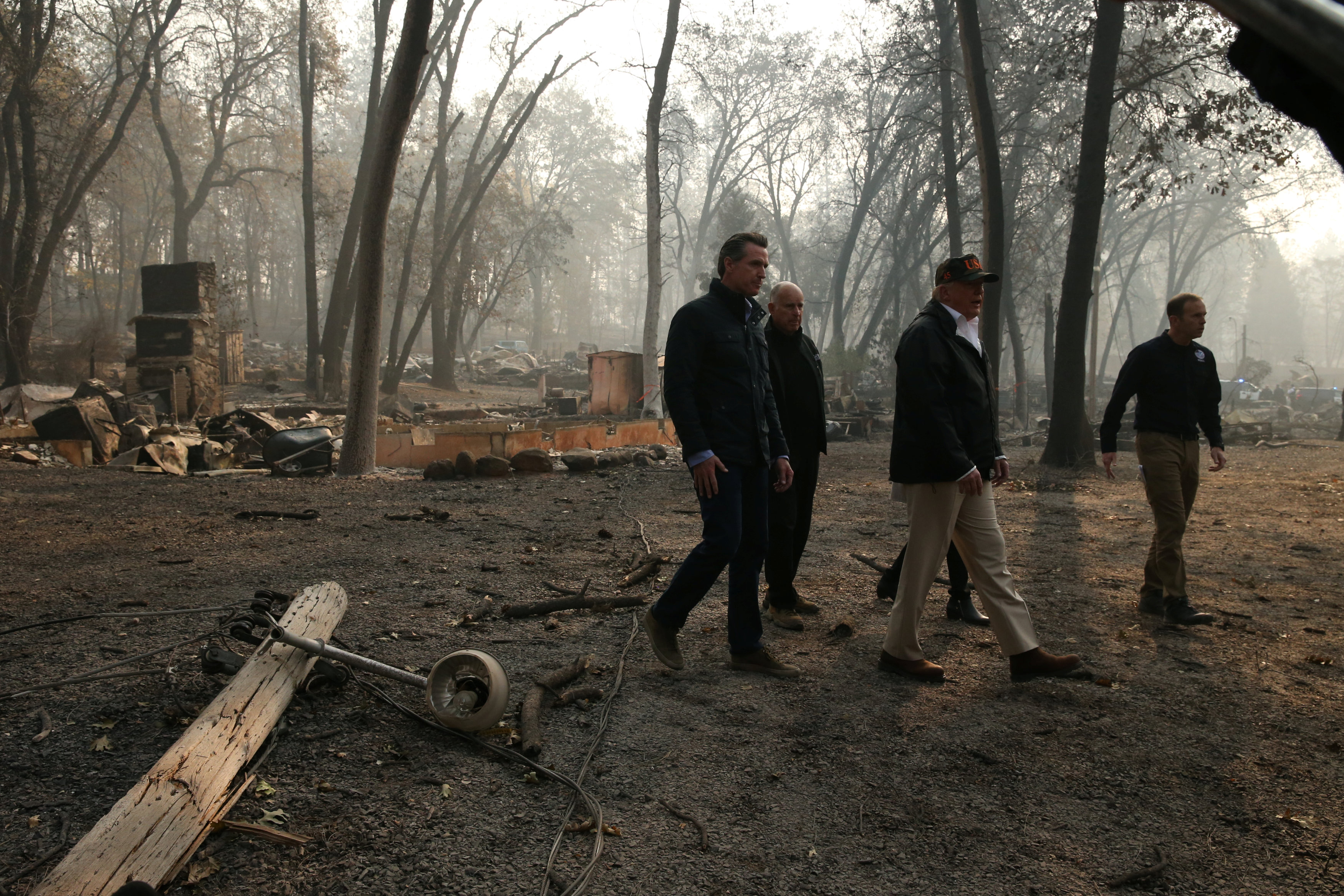 ترامب يتفقد آثار حرائق غابات كاليفورنيا  (5)