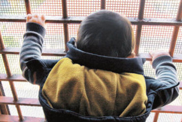 طفل تركى وراء القضبان