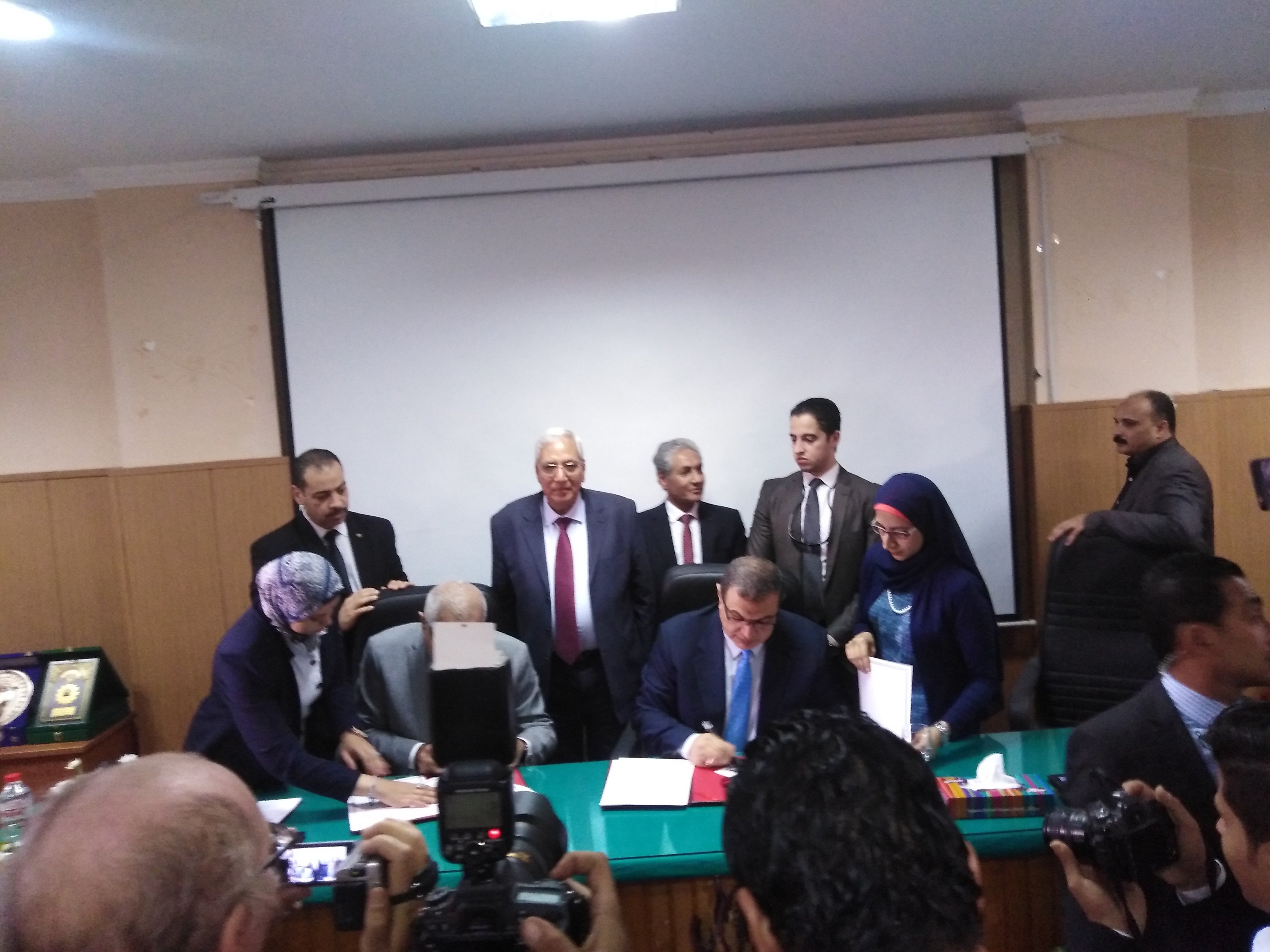 وزير القوى العاملة وورئيس جامعة المنصورة أثناء توقيع البروتوكول ومحافظ الدقهلية  (2)