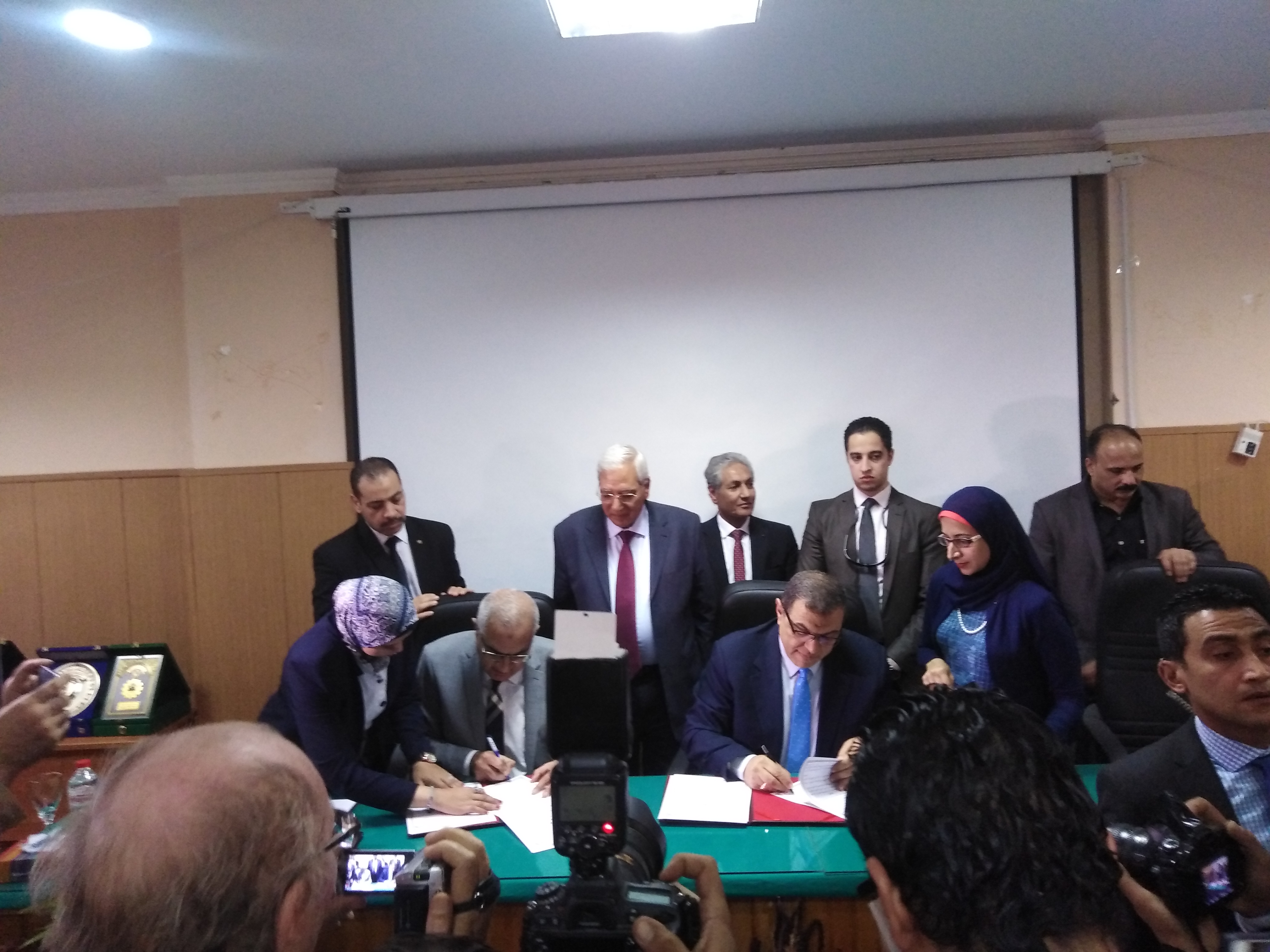 وزير القوى العاملة وورئيس جامعة المنصورة أثناء توقيع البروتوكول ومحافظ الدقهلية  (3)