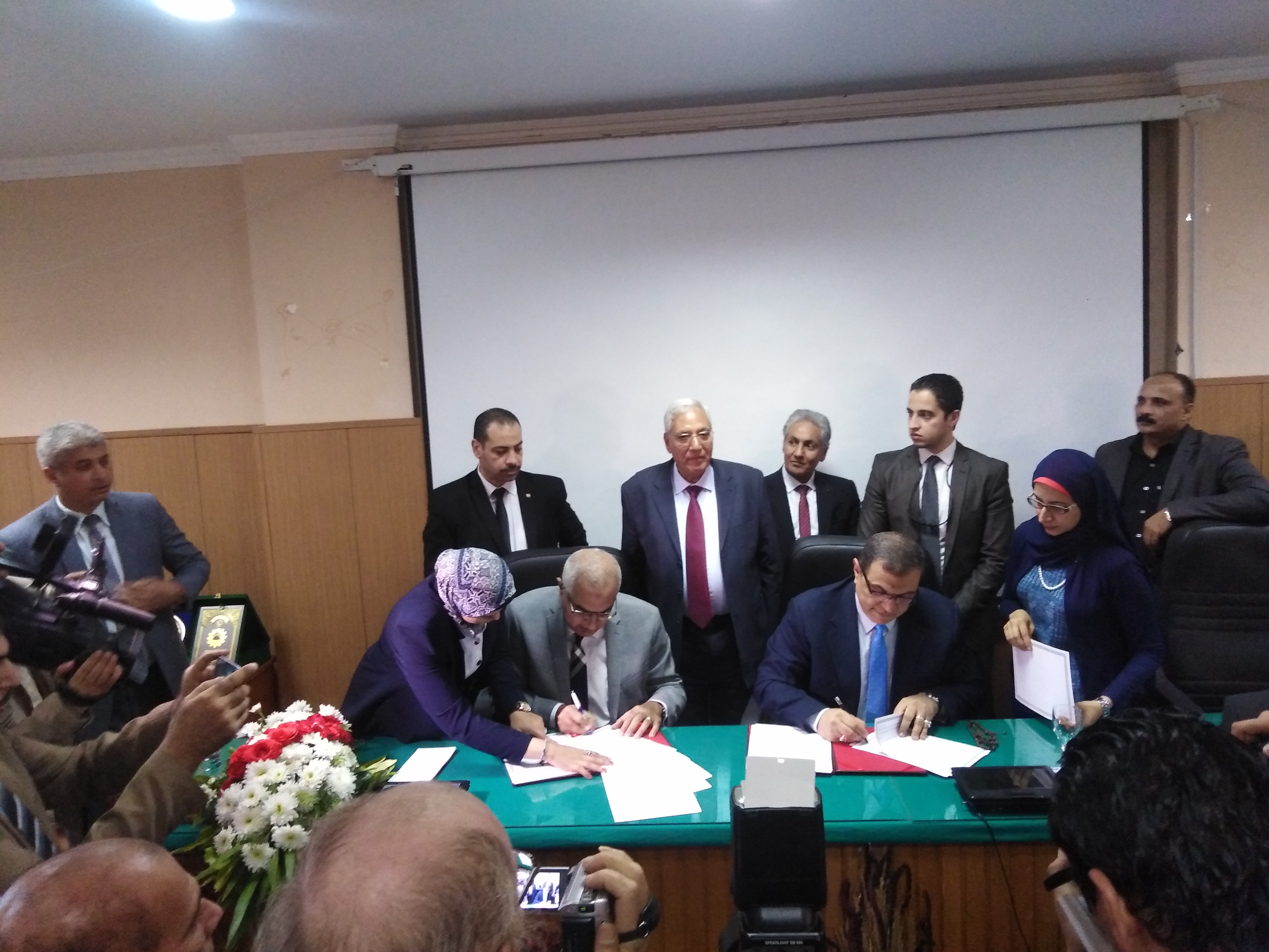 وزير القوى العاملة وورئيس جامعة المنصورة أثناء توقيع البروتوكول ومحافظ الدقهلية  (4)