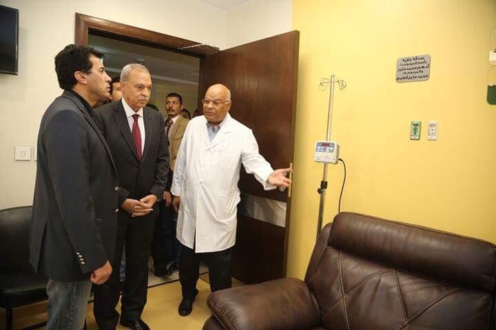 وزير الشباب والرياضة ومحافظ قنا يزوران مستشفى شفاء الأورمان بالأقصر (6)
