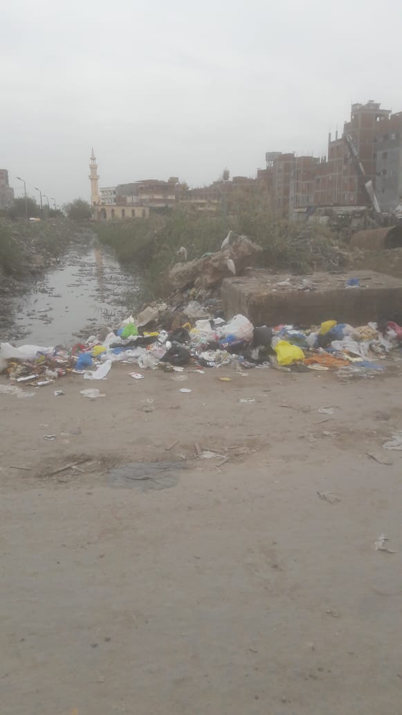 القمامة تغرق شوارع العوايد (1)