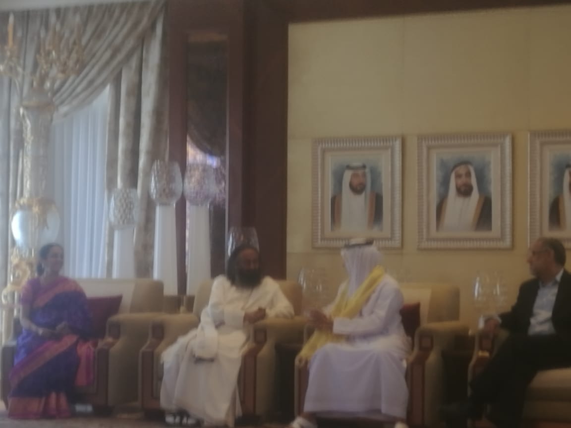 وزير التسامح الإماراتي يقيم مأدبة غداء على شرف أحد أبرز القيادات الروحية الهندوسية (9)