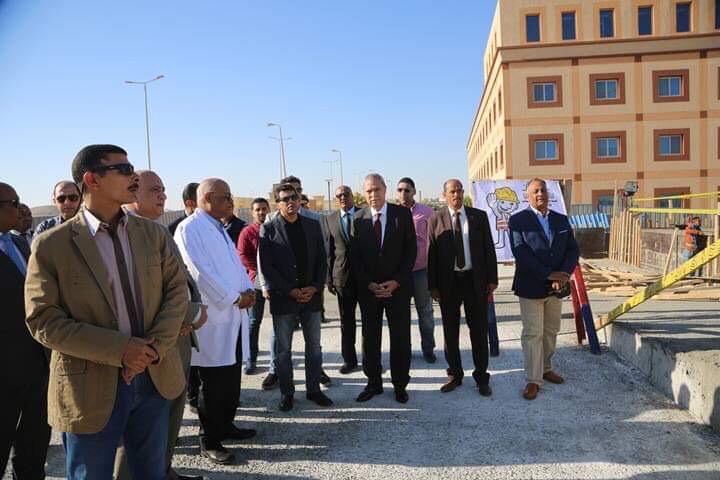 وزير الشباب والرياضة ومحافظ قنا يزوران مستشفى شفاء الأورمان بالأقصر (2)