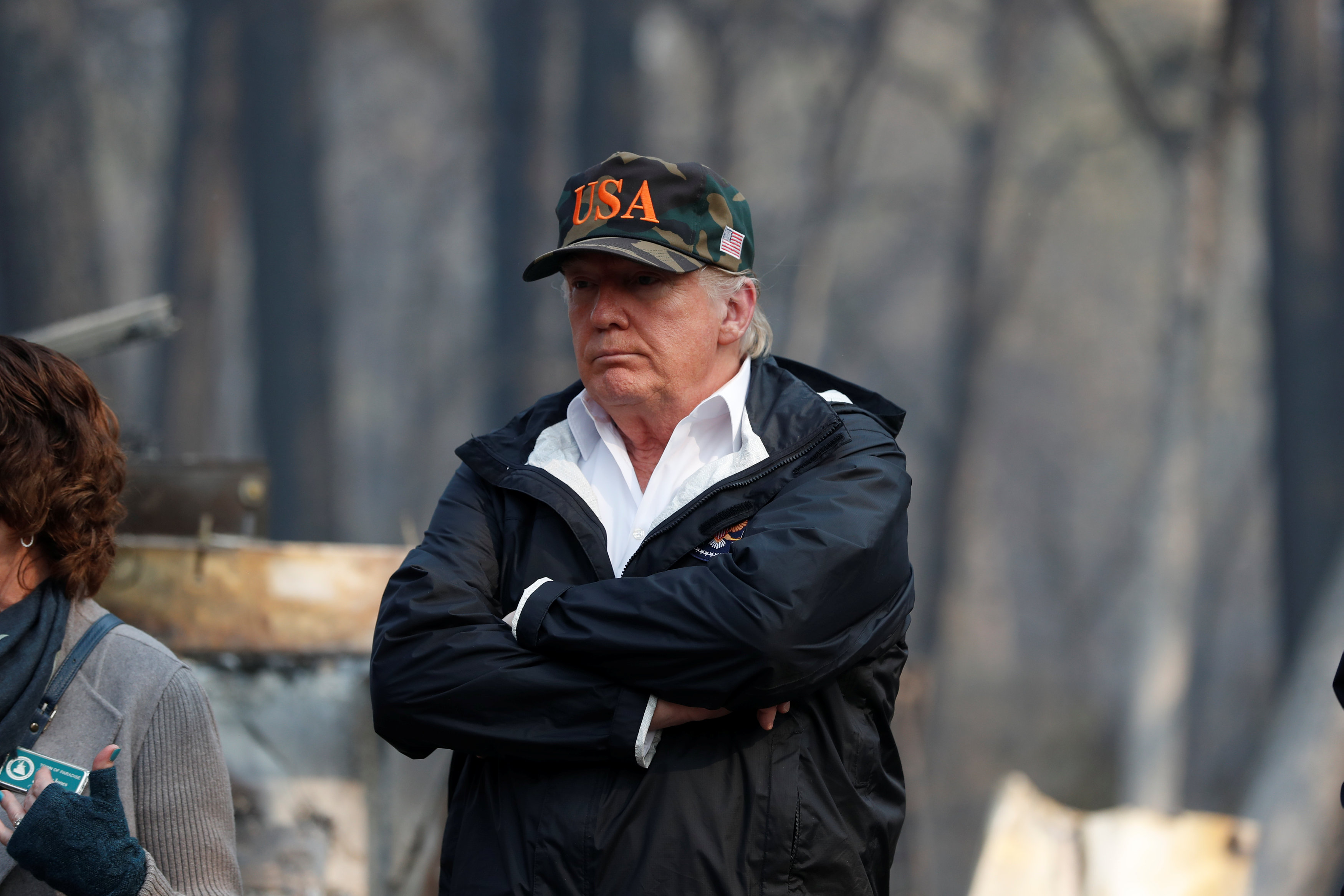 ترامب يتفقد آثار حرائق غابات كاليفورنيا  (2)