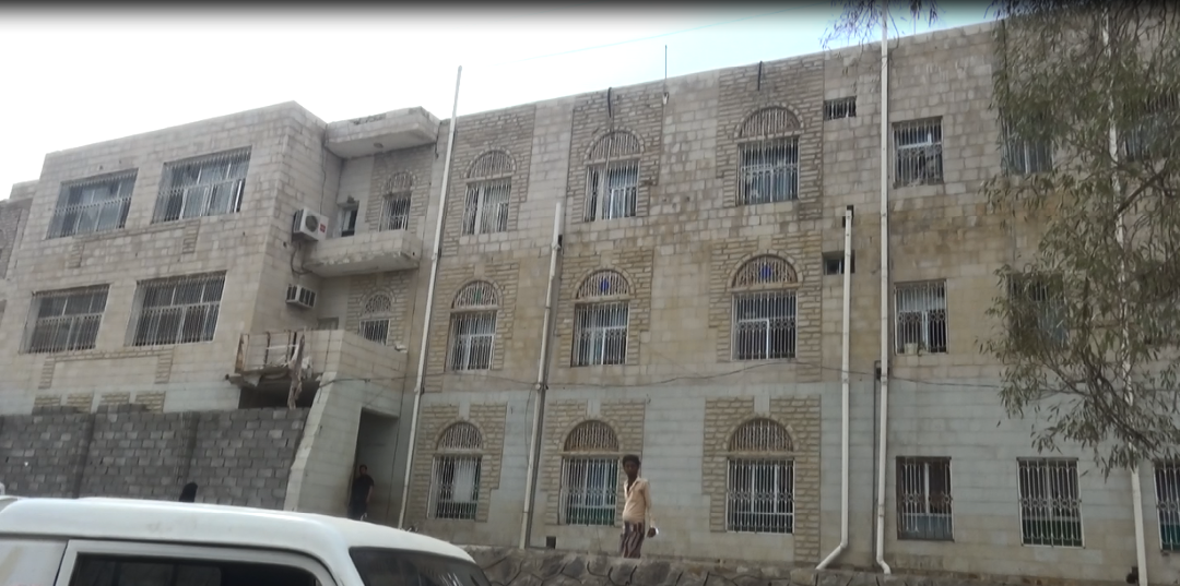 مستشفى الثورة بتعز تحت قصف مدافع الحوثى