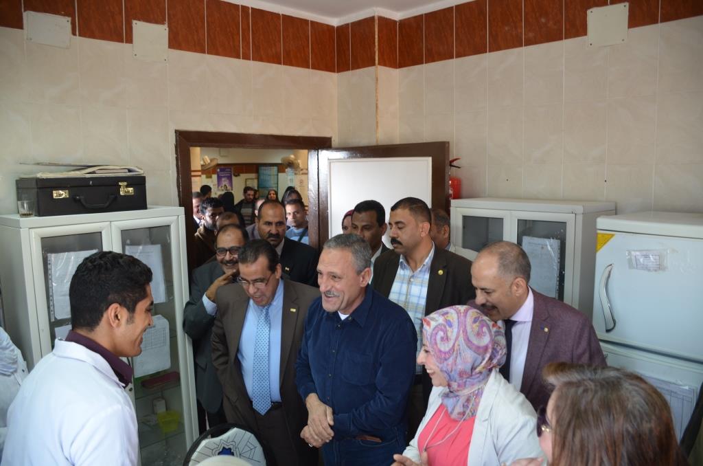 محافظ الإسماعيلية ورئيس جامعة قناة السويس يشهدان انطلاق انطلاق القافلة الطبية الخدمية للجامعة بقرية أبوطفيلة (7)