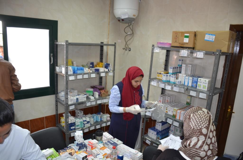محافظ الإسماعيلية ورئيس جامعة قناة السويس يشهدان انطلاق انطلاق القافلة الطبية الخدمية للجامعة بقرية أبوطفيلة (9)