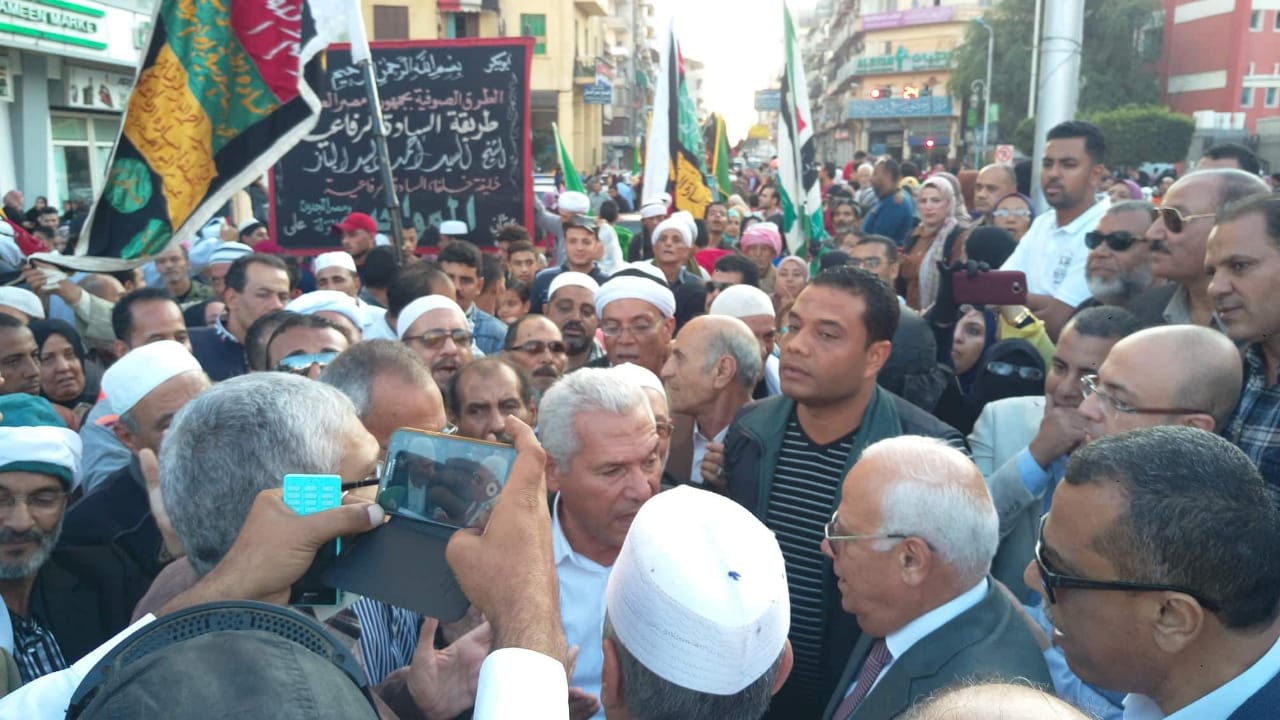 محافظ بورسعيد يستقبل موكب الطرق الصوفية أمام المسجد العباسي (5)