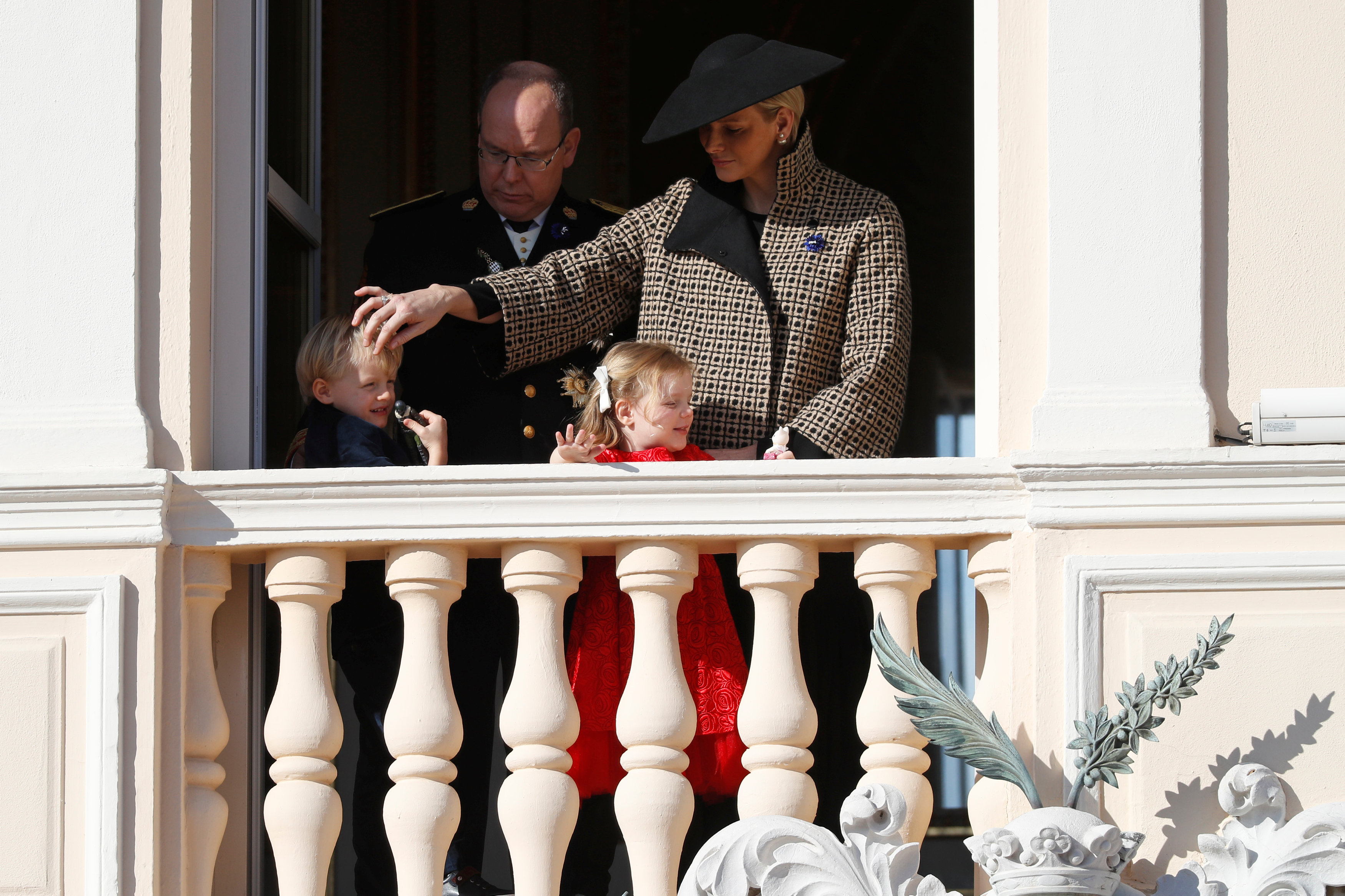 أمير موناكو وزوجته بصحبة ابنيهما من شرفة القصر