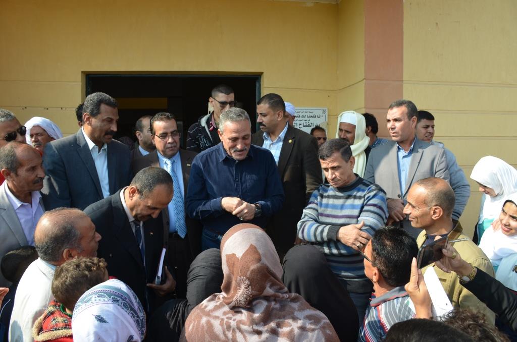 محافظ الإسماعيلية ورئيس جامعة قناة السويس يشهدان انطلاق انطلاق القافلة الطبية الخدمية للجامعة بقرية أبوطفيلة (13)
