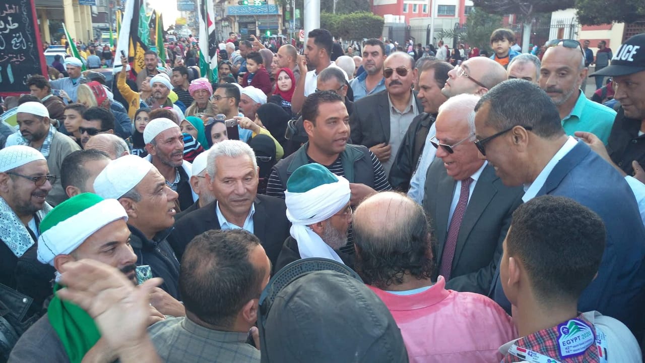 محافظ بورسعيد يستقبل موكب الطرق الصوفية أمام المسجد العباسي (7)