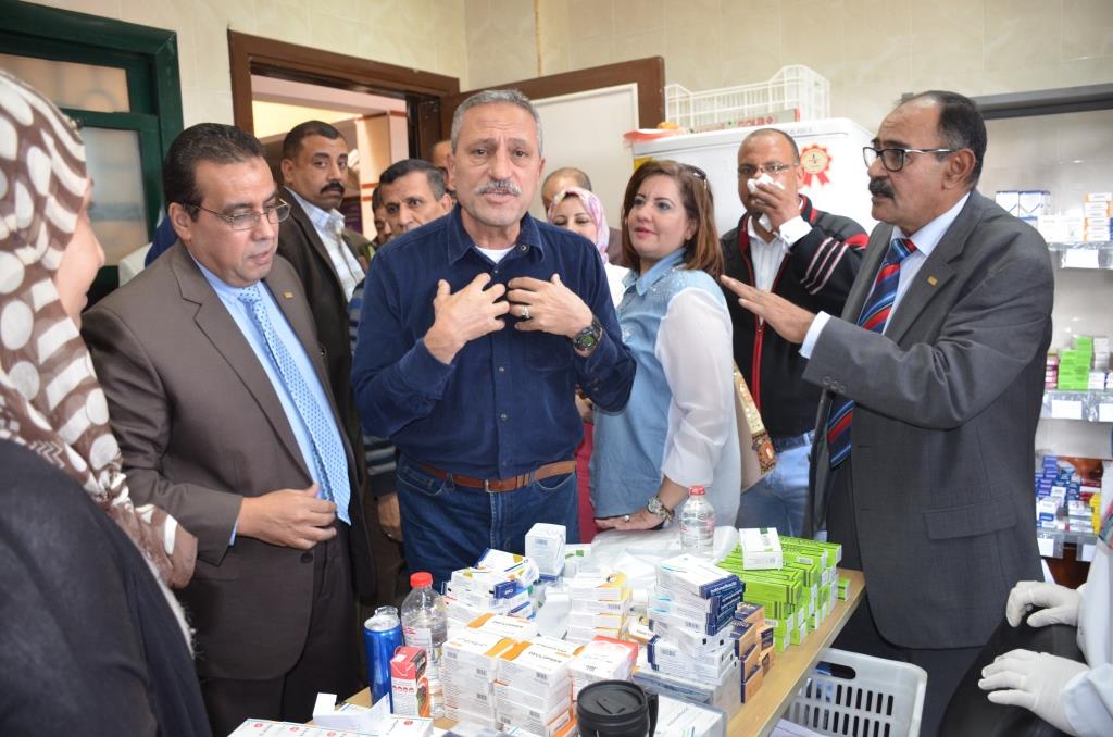 محافظ الإسماعيلية ورئيس جامعة قناة السويس يشهدان انطلاق انطلاق القافلة الطبية الخدمية للجامعة بقرية أبوطفيلة (8)