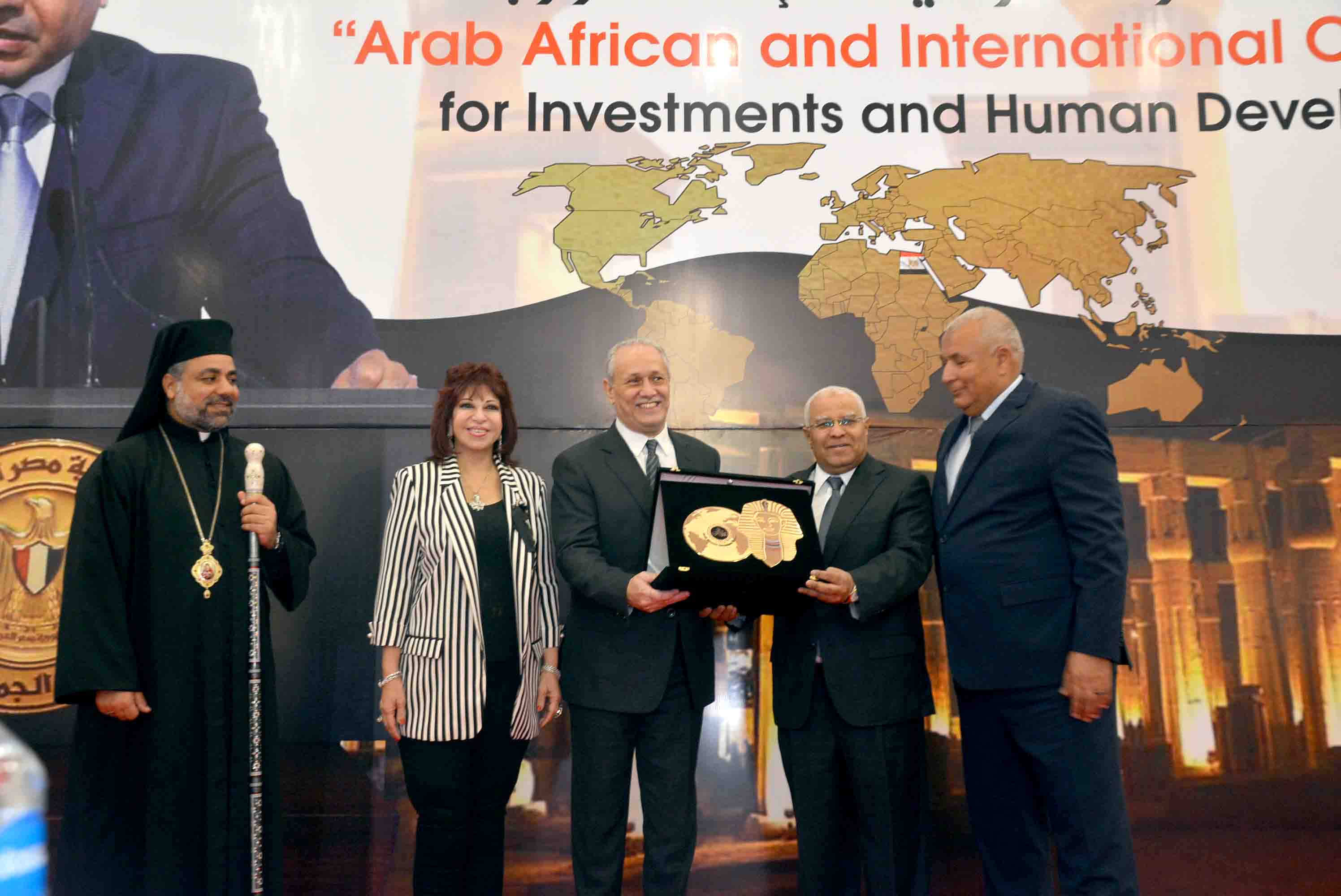 محافظي الأقصر والوادي الجديد يفتتحان المؤتمر والمعرض العربي الإفريقي للإستثمار (4)