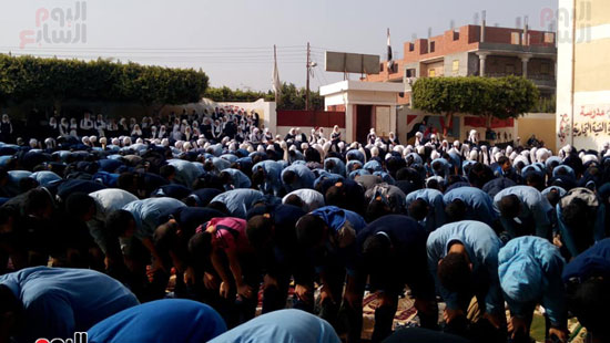 بصلاة الجماعة فى الفناء.. هكذا احتفل طلاب مدرسة سنهرة بذكرى المولد النبوى (14)