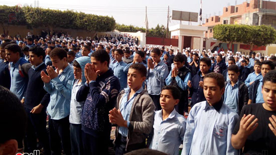 بصلاة الجماعة فى الفناء.. هكذا احتفل طلاب مدرسة سنهرة بذكرى المولد النبوى (3)