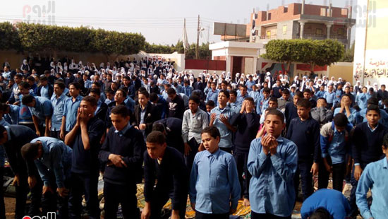 بصلاة الجماعة فى الفناء.. هكذا احتفل طلاب مدرسة سنهرة بذكرى المولد النبوى (2)