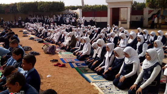 بصلاة الجماعة فى الفناء.. هكذا احتفل طلاب مدرسة سنهرة بذكرى المولد النبوى (7)