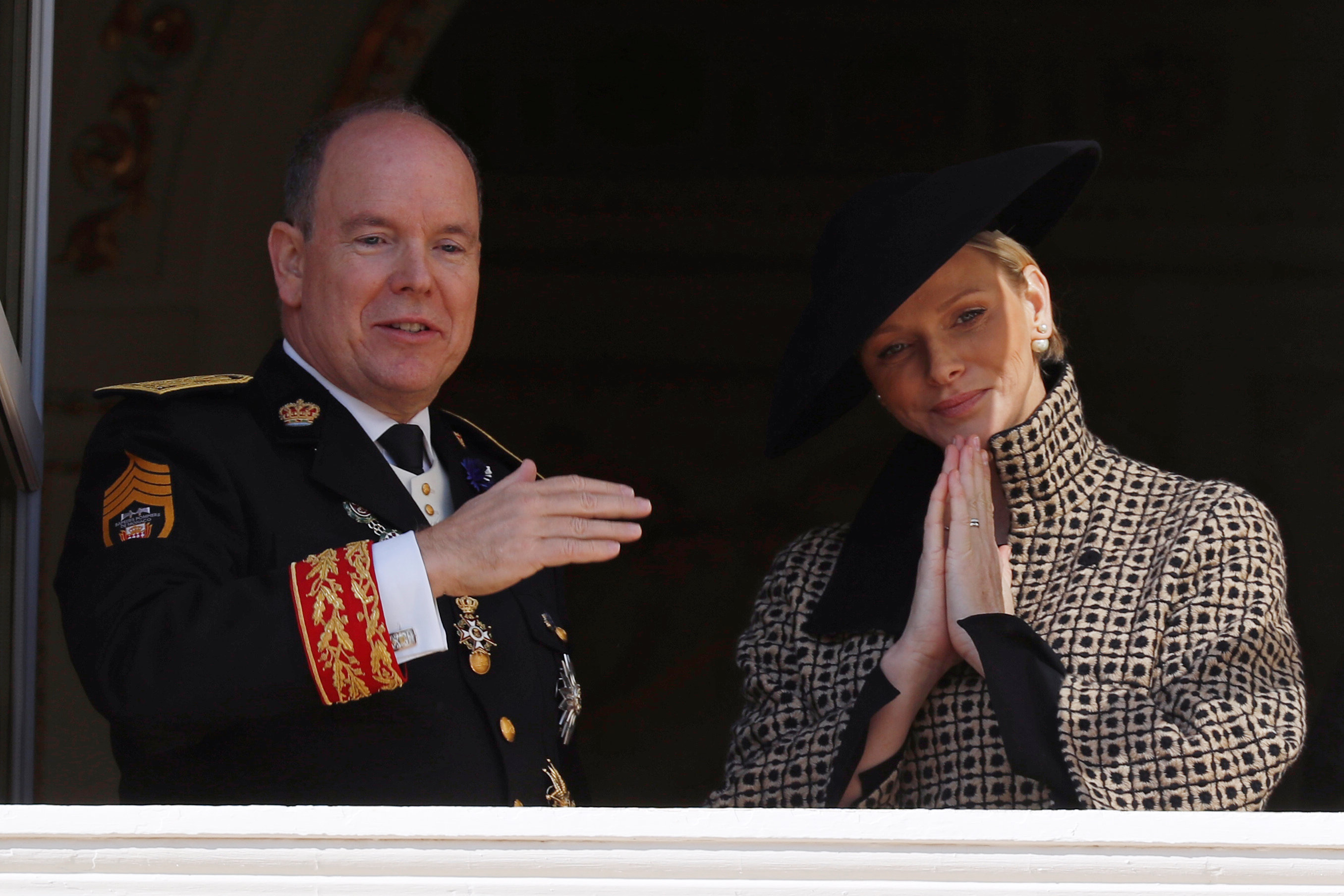 الأميرة تشارلين ترد تحية الجماهير أمام زوجها