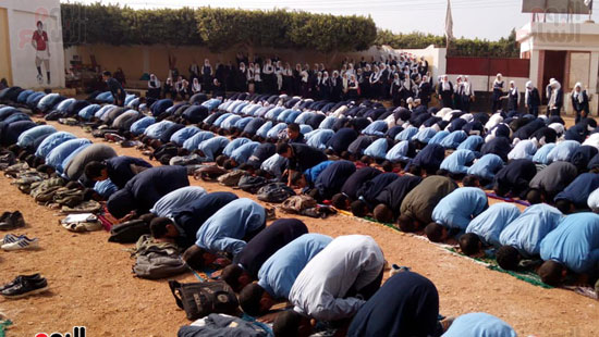 بصلاة الجماعة فى الفناء.. هكذا احتفل طلاب مدرسة سنهرة بذكرى المولد النبوى (15)