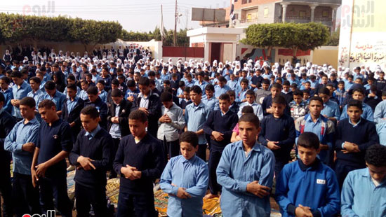 بصلاة الجماعة فى الفناء.. هكذا احتفل طلاب مدرسة سنهرة بذكرى المولد النبوى (4)