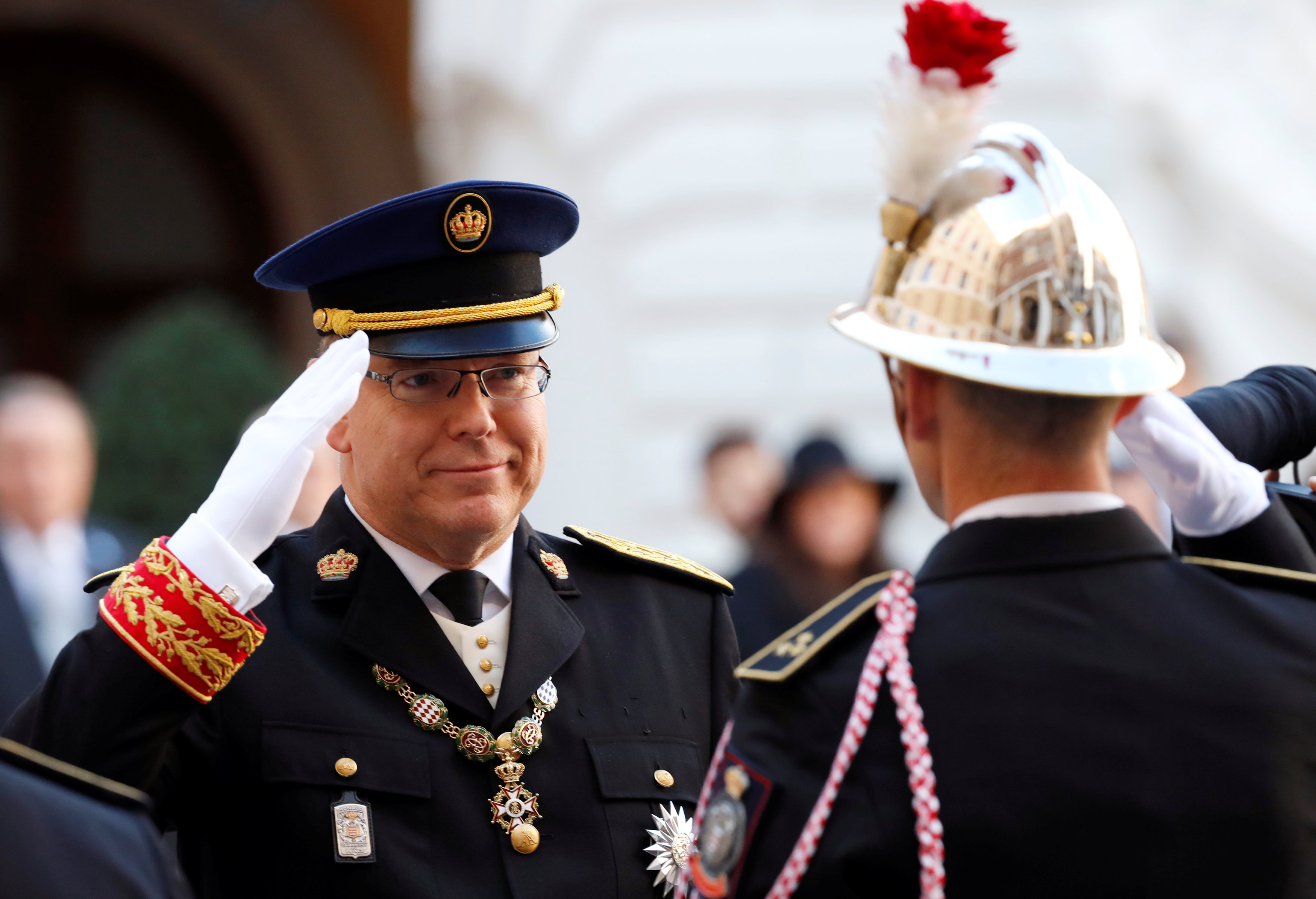 الأمير ألبرت يؤدى التحية العسكرية لأحد الجنود
