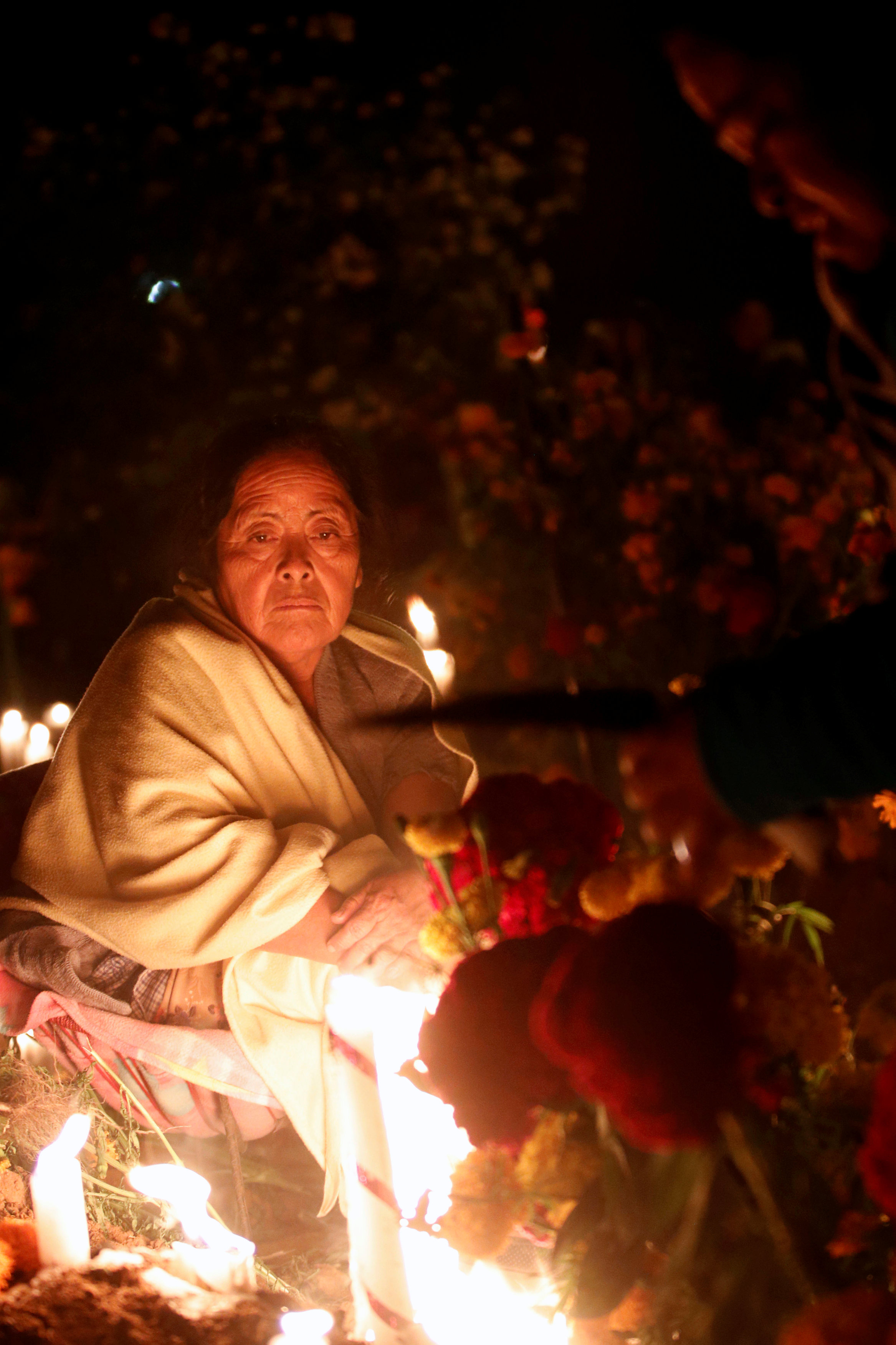 امرأة مكسيكية تضى الشموع
