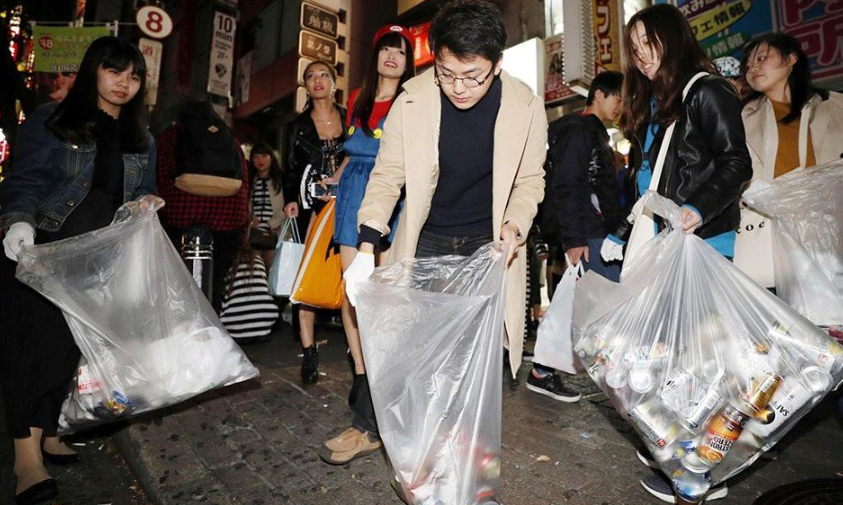 شباب اليابان يجمع القمامة بعد احتفالات الهالوين  (7)