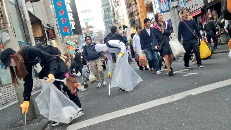شباب اليابان يجمع القمامة بعد احتفالات الهالوين  (1)