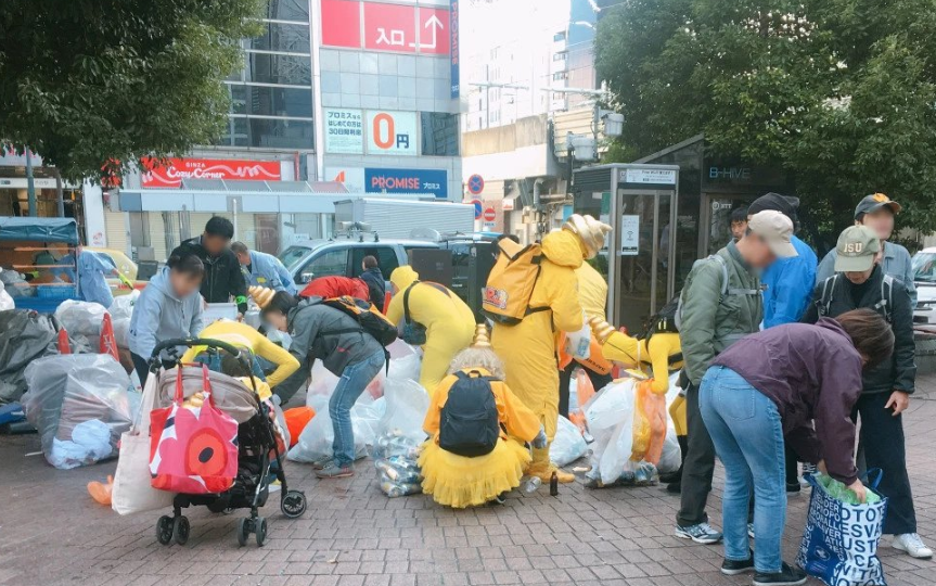 شباب اليابان يجمع القمامة بعد احتفالات الهالوين  (3)