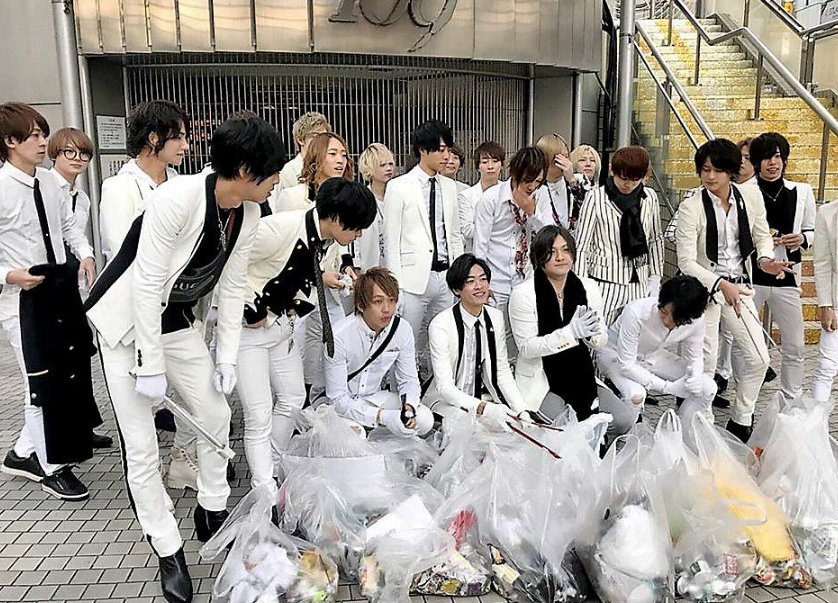 شباب اليابان يجمع القمامة بعد احتفالات الهالوين  (5)