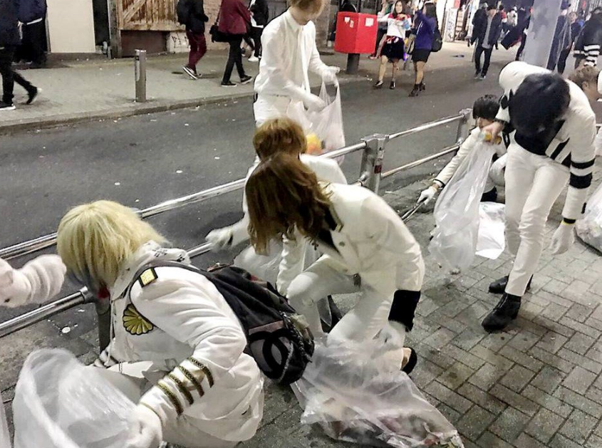 شباب اليابان يجمع القمامة بعد احتفالات الهالوين  (4)