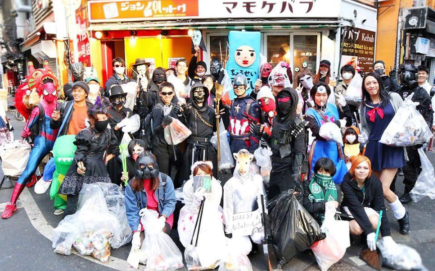 شباب اليابان يجمع القمامة بعد احتفالات الهالوين  (6)