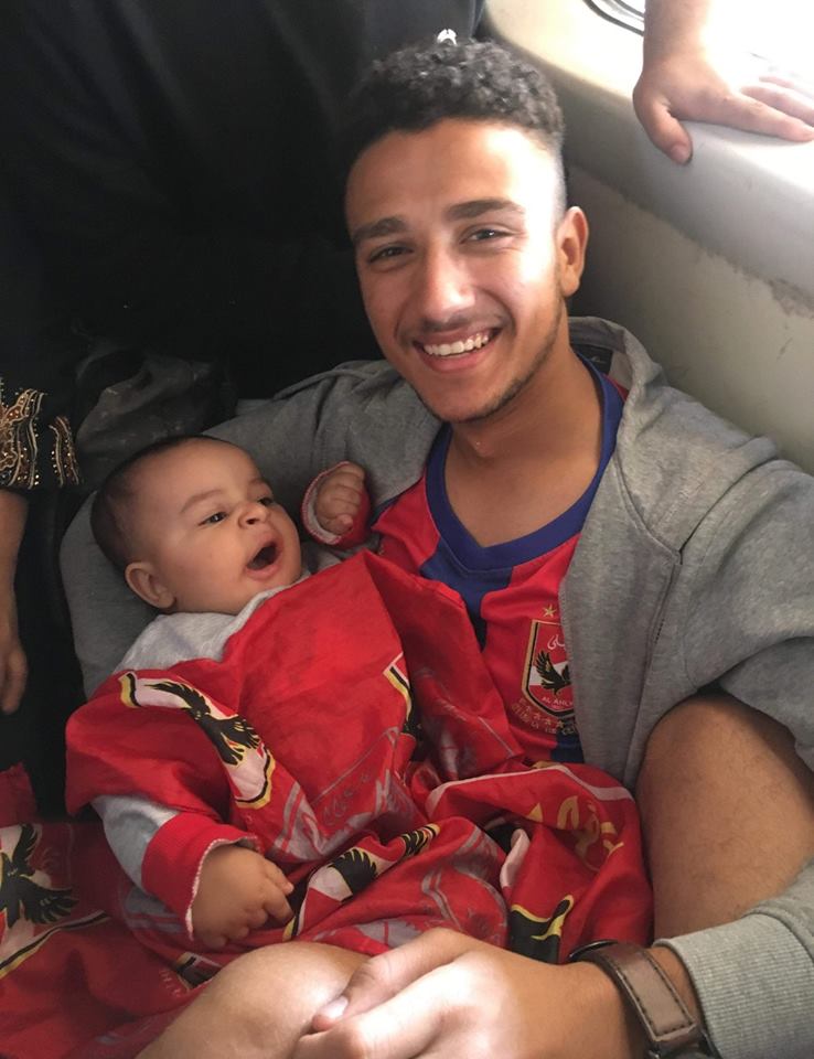 أحد المشجعين مع ابنه