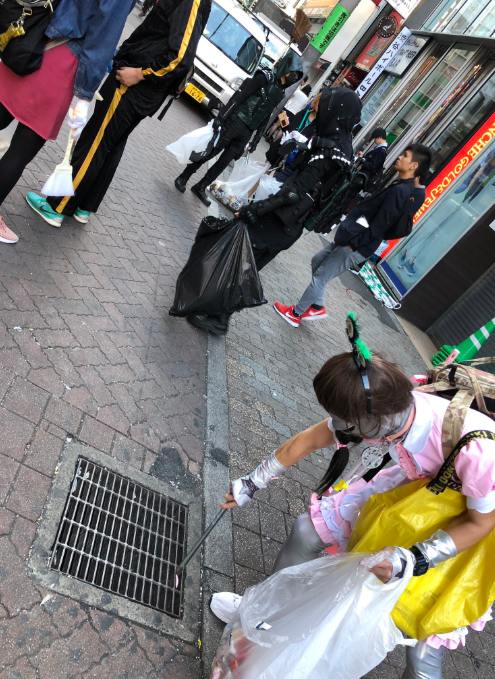شباب اليابان يجمع القمامة بعد احتفالات الهالوين  (2)
