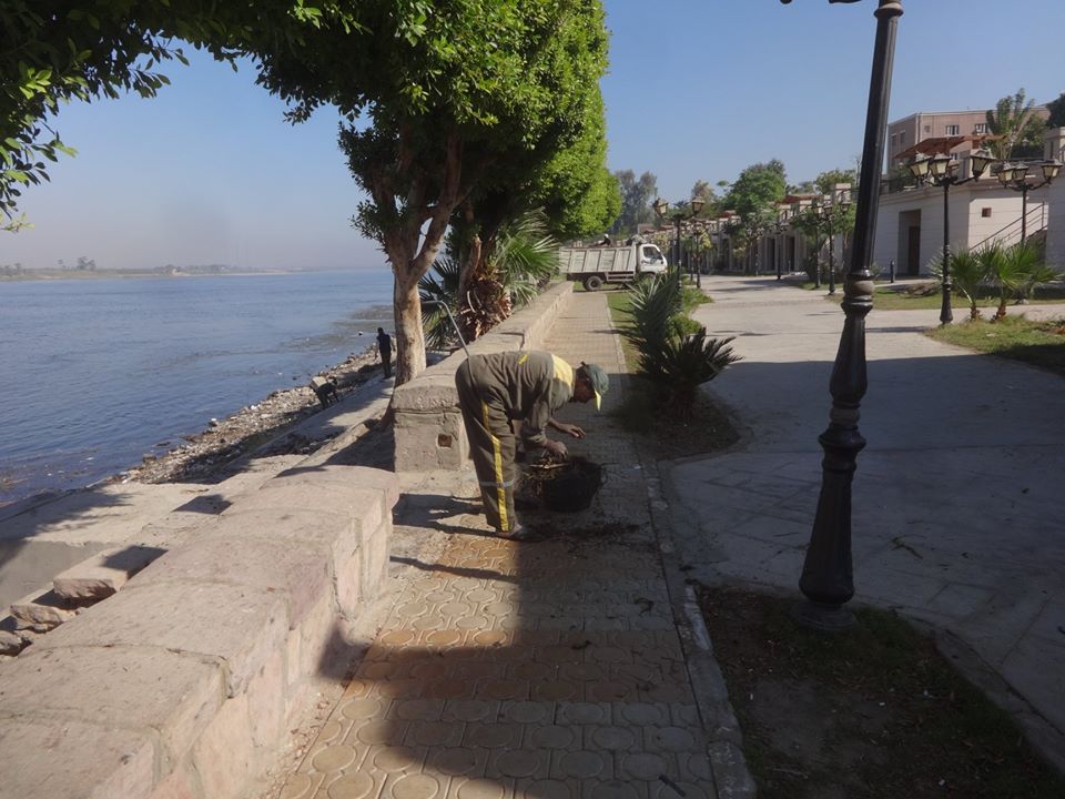 مدينة الأقصر تقود حملات لتنظيف نهر النيل من المخلفات وترفع 14 طن مخلفات بالشوارع (3)