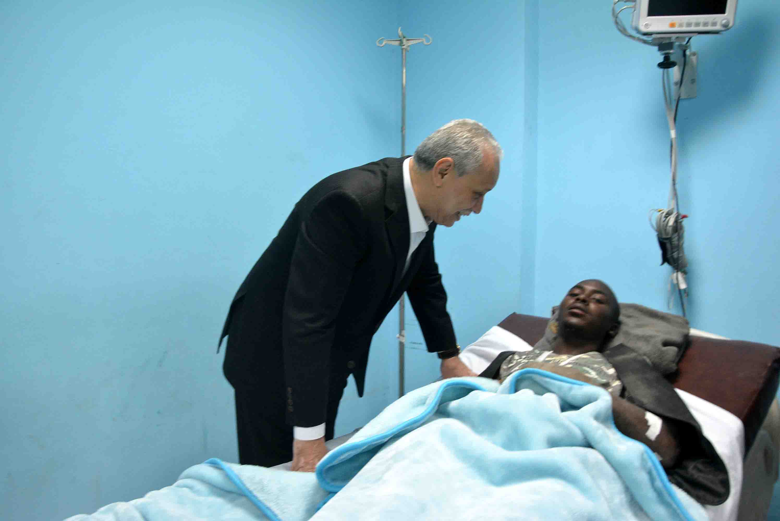 محافظ الأقصر ونائبه ووكيل التضامن يزورون السودانيين المصابين بحادث أتوبيس بمستشفي الأقصر الدولي (5)
