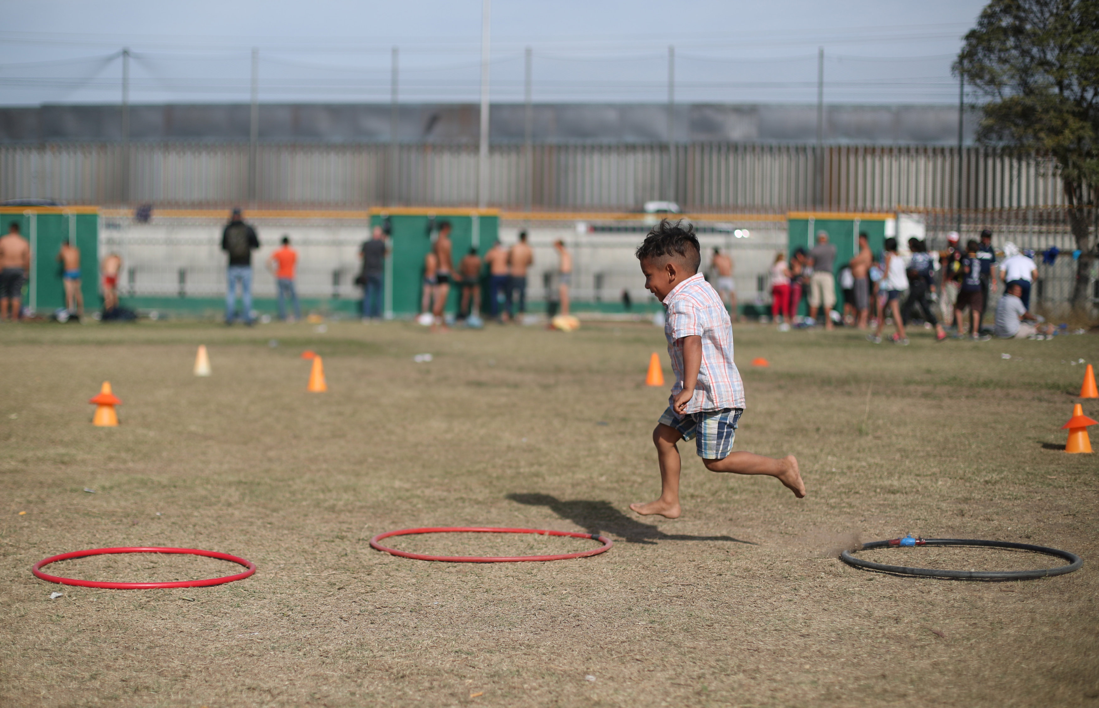 طفل هندوراسى يلعب الكرة