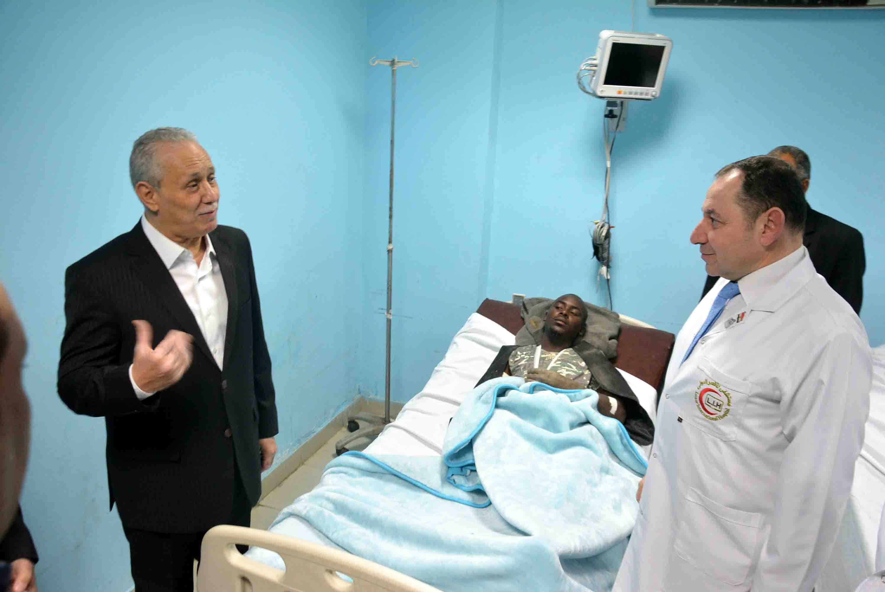 محافظ الأقصر ونائبه ووكيل التضامن يزورون السودانيين المصابين بحادث أتوبيس بمستشفي الأقصر الدولي (1)