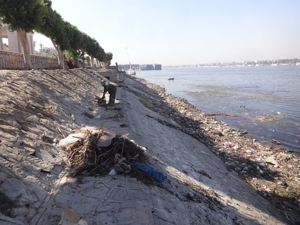 مدينة الأقصر تقود حملات لتنظيف نهر النيل من المخلفات وترفع 14 طن مخلفات بالشوارع (5)