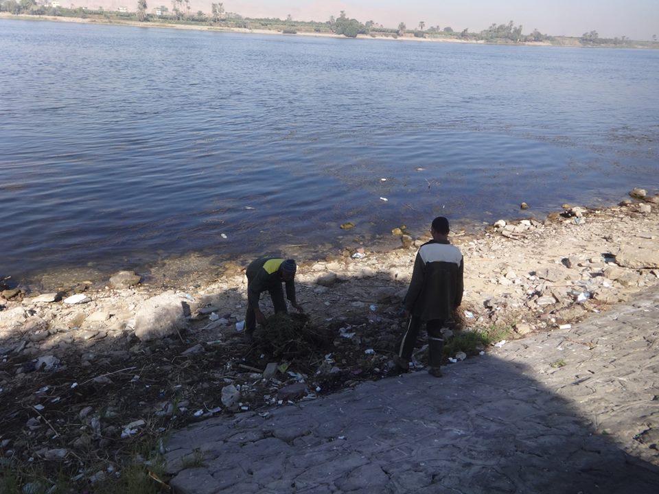 مدينة الأقصر تقود حملات لتنظيف نهر النيل من المخلفات وترفع 14 طن مخلفات بالشوارع (4)