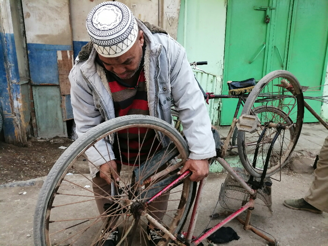 محمد حسن اثناء اصلاح دراجة هوائية