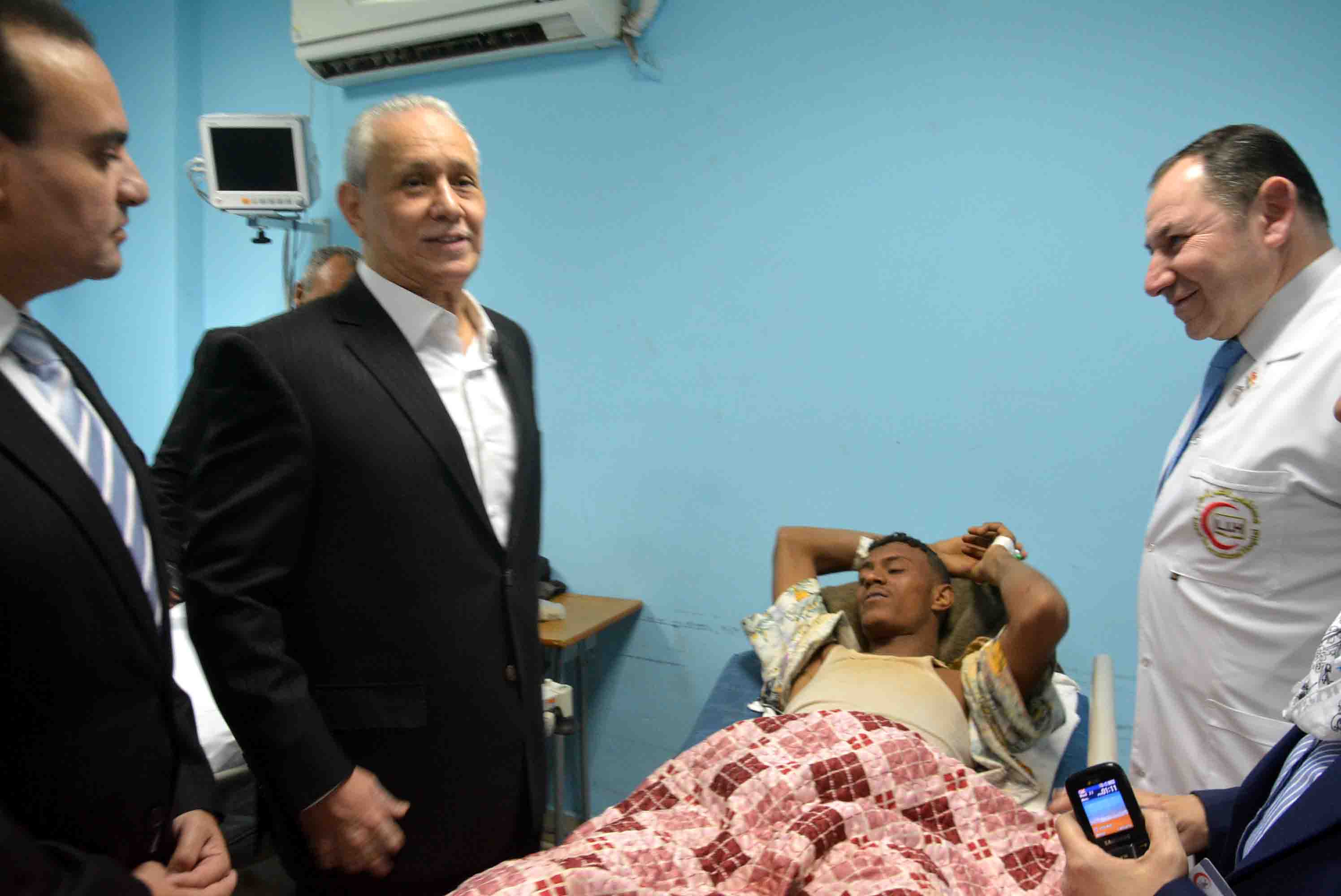 محافظ الأقصر ونائبه ووكيل التضامن يزورون السودانيين المصابين بحادث أتوبيس بمستشفي الأقصر الدولي (2)